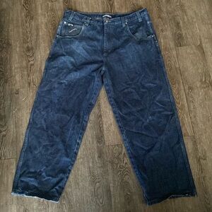 Im selling a pair of blue jeans